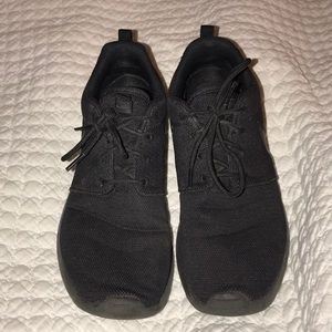 Black nikes size 8, worn a handful of times